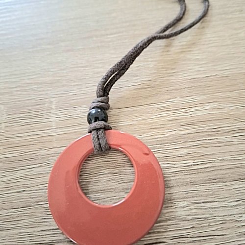 Collier coton ciré marron pendentif resine
