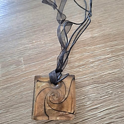 Collier organza noir pendentif carré verre marron