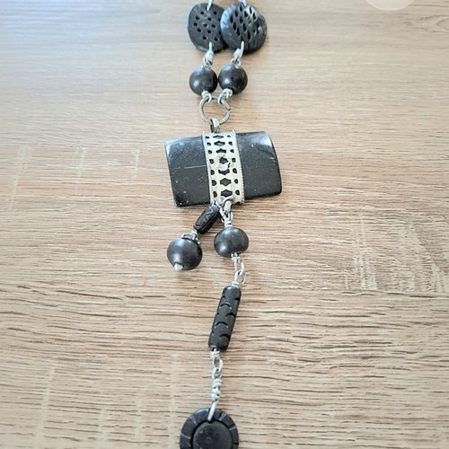 Collier long bois noir et métal argenté
