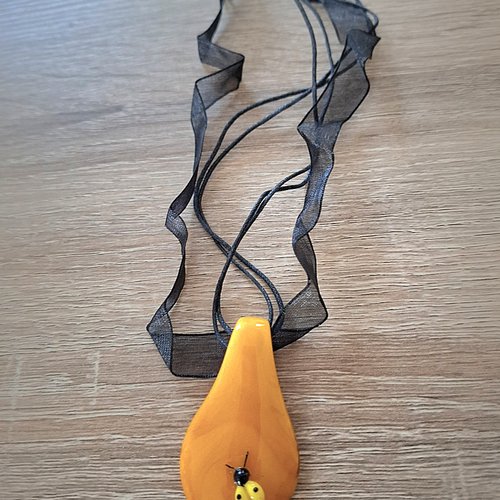Collier organza noir pendentif goutte verre orange et coccinelle