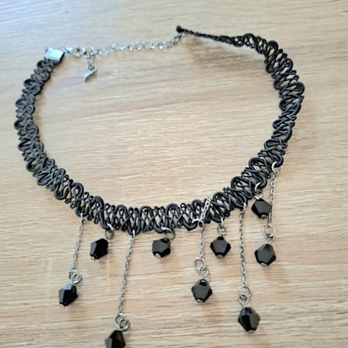 Collier tour du cou noir perles pendantes assorties