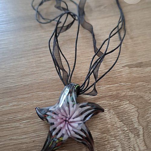 Collier organza noir pendentif étoile verre fleur rose
