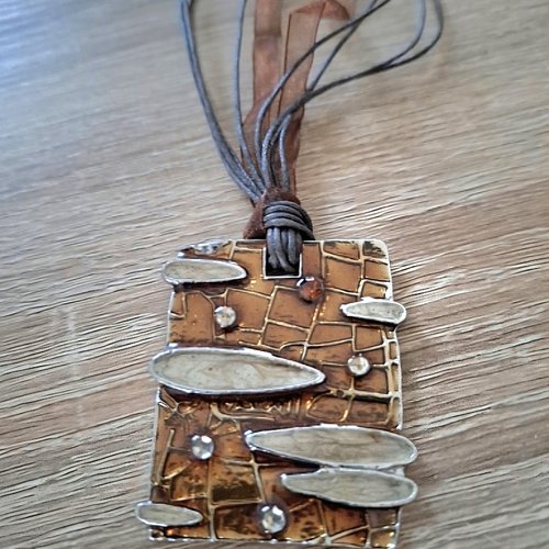 Collier pendentif argenté et marron