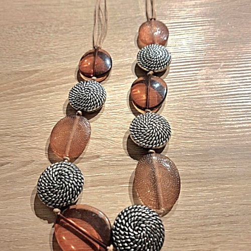 Collier perles métal argenté et plastique marron