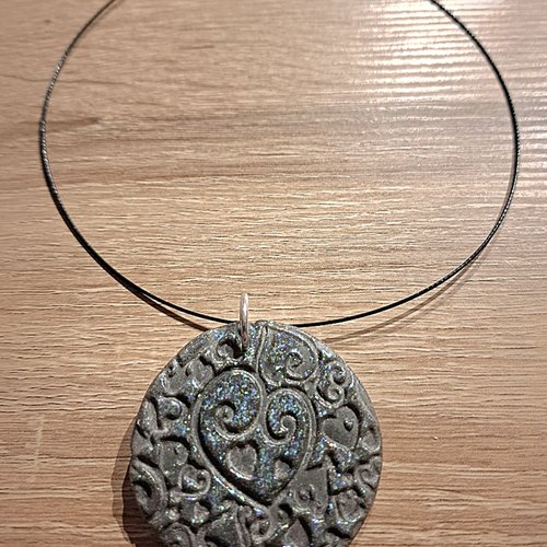 Collier tour du cou acier pendentif fimo arabesques marron