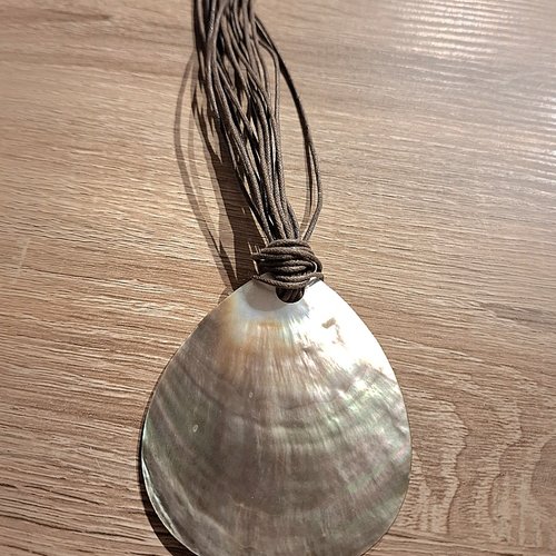 Collier coton ciré marron pendentif nacre