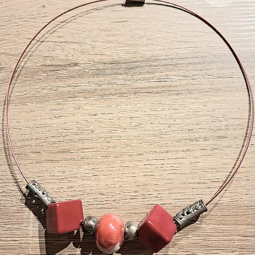 Collier tour du cou acier perles rouge et métal argenté