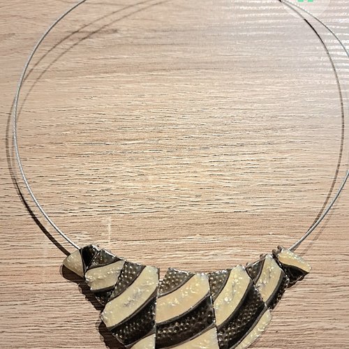 Collier tour du cou acier pendentif métal beige noir