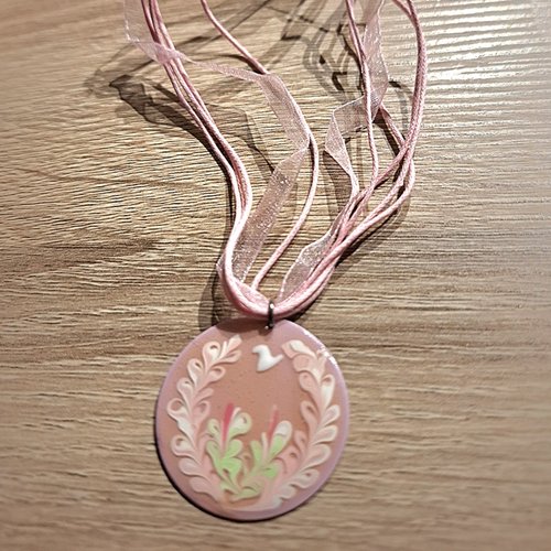 Collier organza rose pendentif métal assorti