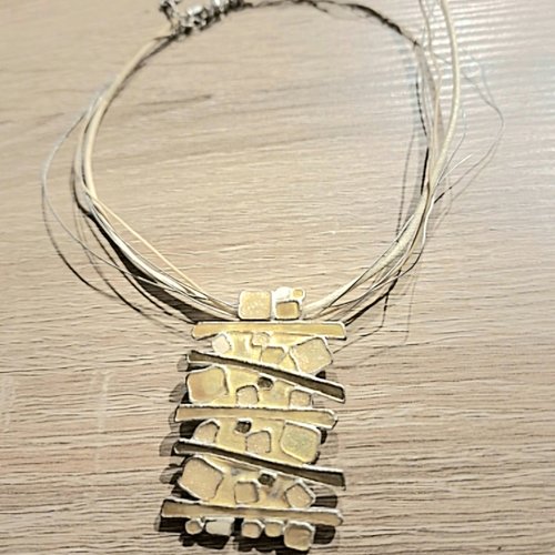 Collier tour du cou organza pendentif métal or et noir