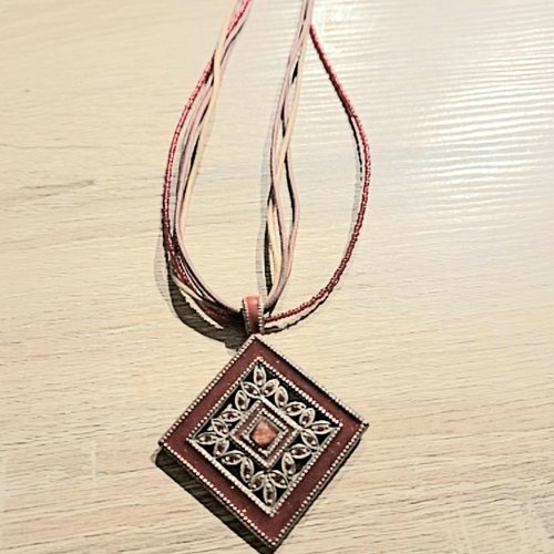 Collier pendentif or et bordeaux