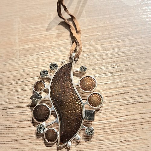 Collier organza pendentif métal et strass