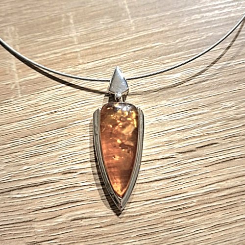 Collier tour du cou pendentif argenté ambre