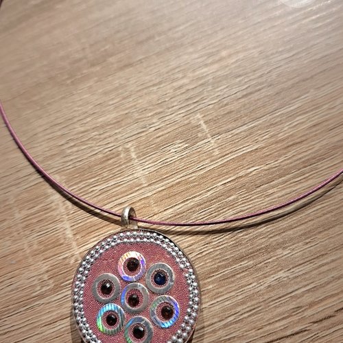 Collier tour du cou acier rose pendentif