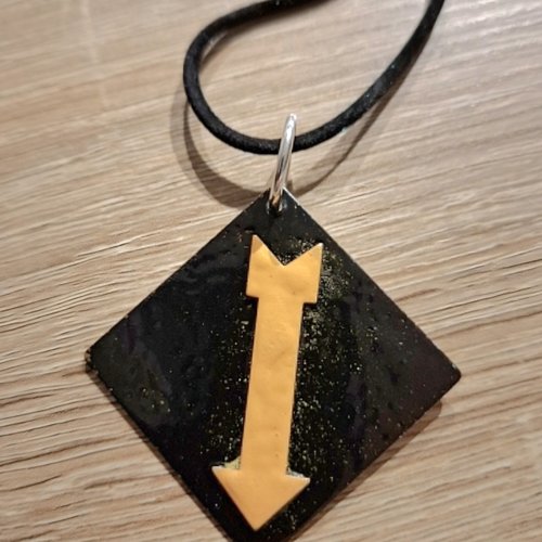 Collier pendentif noir flèche orange
