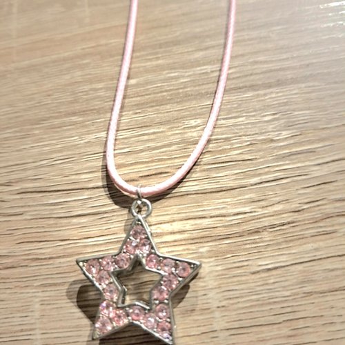 Collier pendentif étoile strass roses