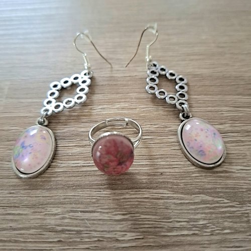 Parure bague et boucles d'oreilles pendantes roses