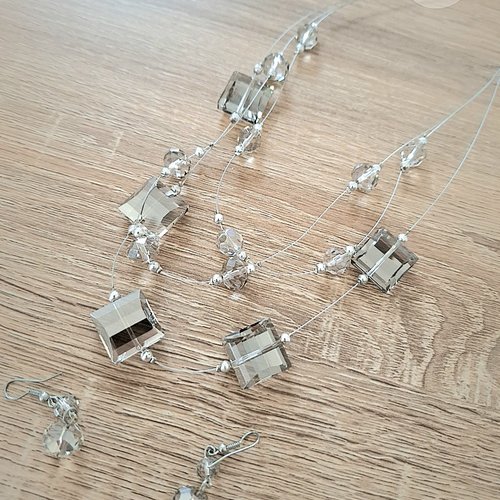 Parure collier et boucles d'oreilles transparentes