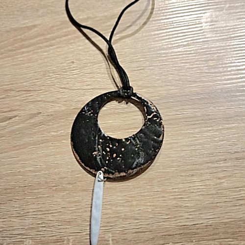 Collier émaillé noir et métal argenté