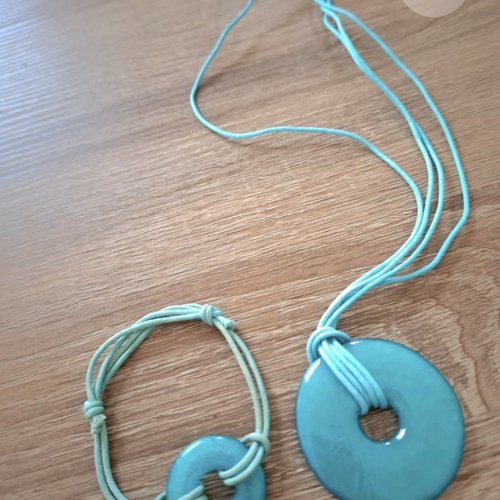 Parure bracelet et collier bleu resine