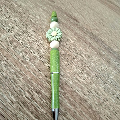 Stylo vert métallisé perles et marguerite assorties