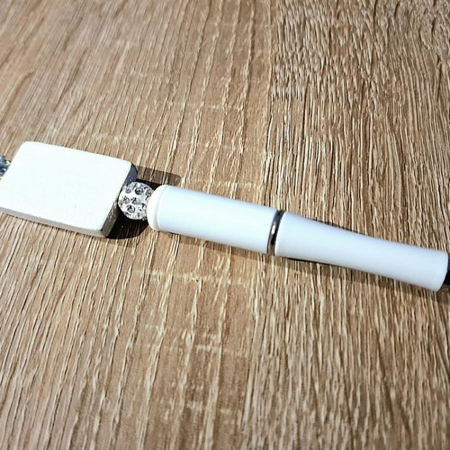 Stylo argent et blanc