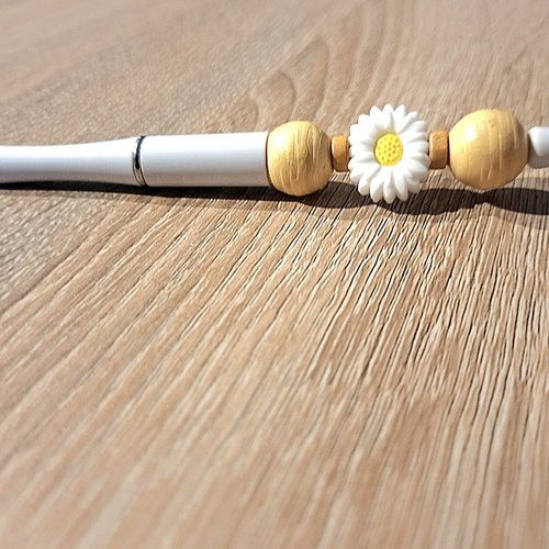 Stylo blanc et bois