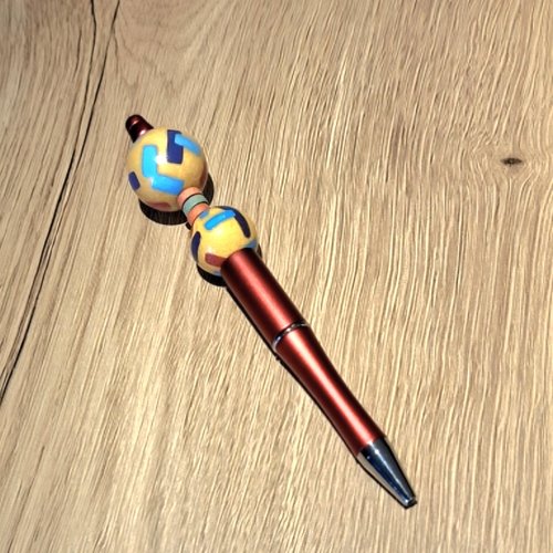 Stylo rouge métallisé perles bois multicolores