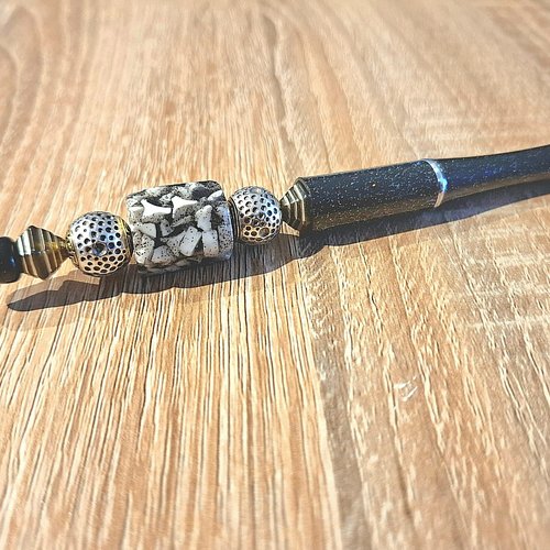 Stylo noir métallisé perles argentees et façon pierre