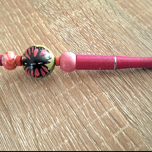 Stylo fuchsia métallisé perles assorties