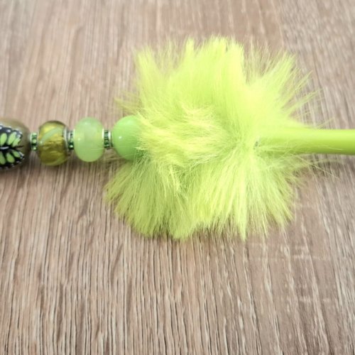 Stylo froufrou et perles vert anis