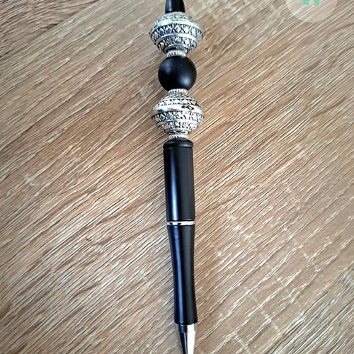 Stylo noir et argent