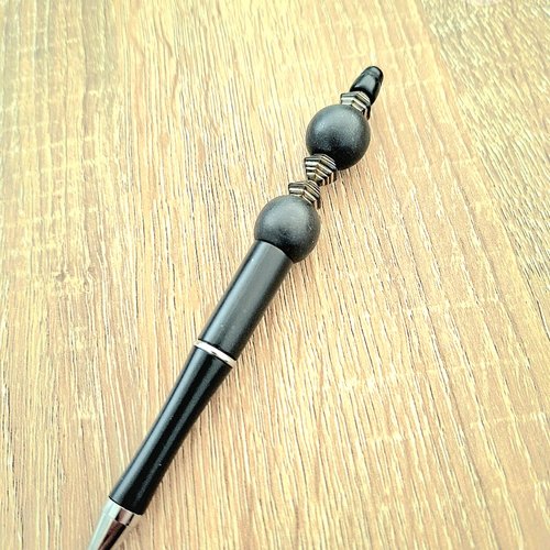 Stylo noir et métal