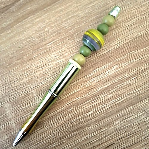 Stylo vert métallisé perles assorties