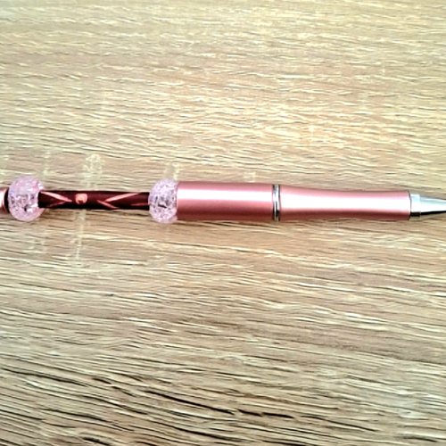 Stylo rose métallique perles assorties