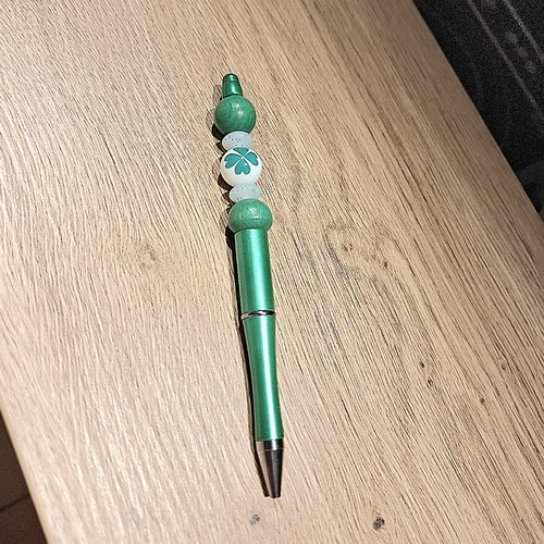 Stylo vert et blanc trèfle à 4 feuilles
