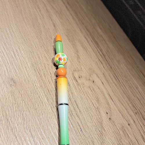 Stylo orange vert blanc