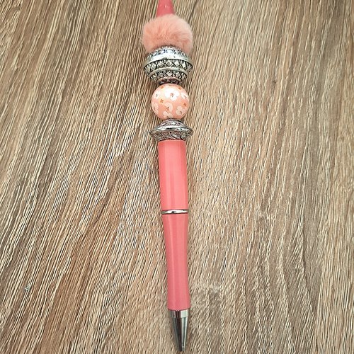 Stylo froufrou saumon et perles métal argenté