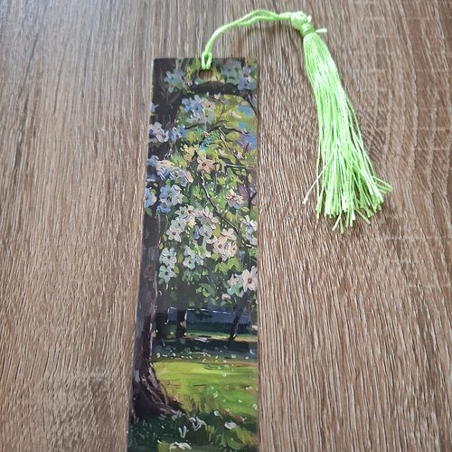 Marque page sous un arbre