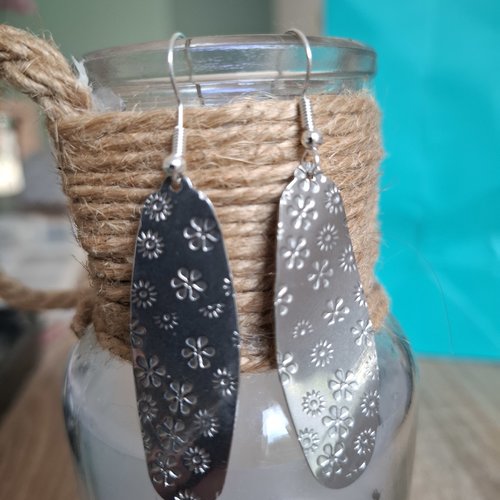 Boucles d'oreilles pendantes argentees