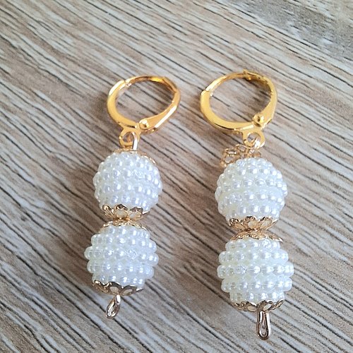 Boucles d'oreilles pendantes perles blanches