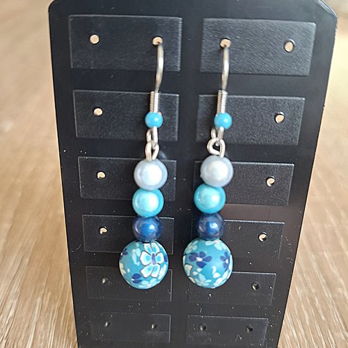 Boucles d'oreilles pendantes perles fleuries bleues