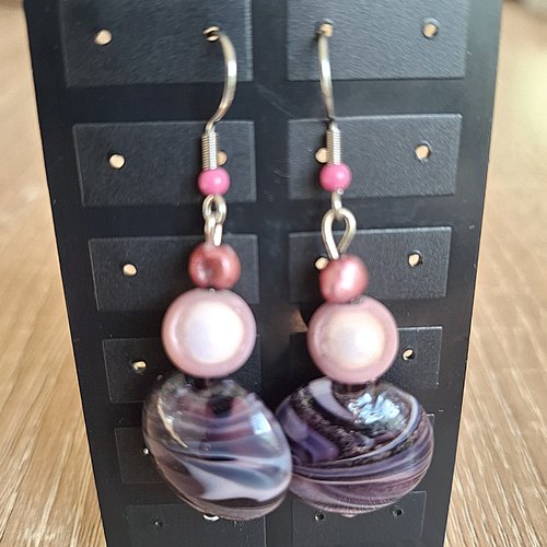 Boucles d'oreilles pendantes perles en rose et noir