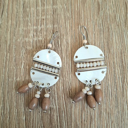 Boucles d'oreilles pendantes ethniques nacre et marron