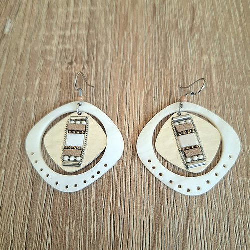 Boucles d'oreilles pendantes perles nacre et perles