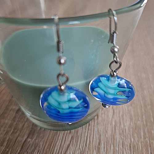 Boucles d'oreilles pendantes perles verre bleu