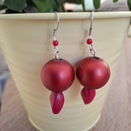 Boucles d'oreilles pendantes perles rouge foncé