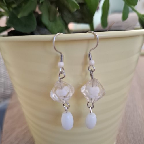 Boucles d'oreilles pendantes perles blanches
