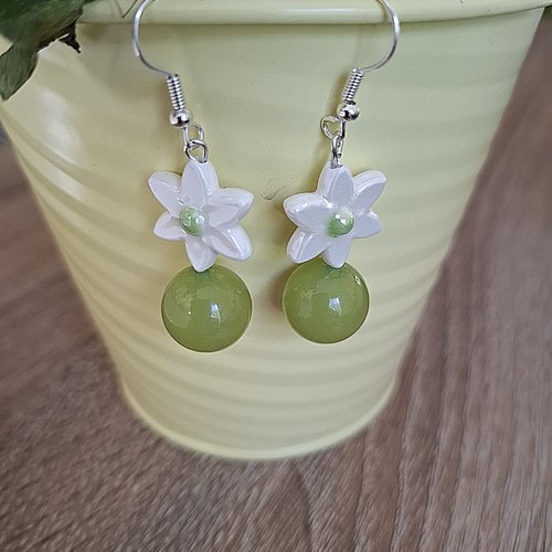 Boucles d'oreilles pendantes perles fleurs blanches céramique