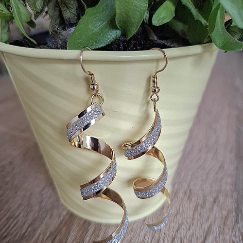 Boucles d'oreilles pendantes spirales or et strass